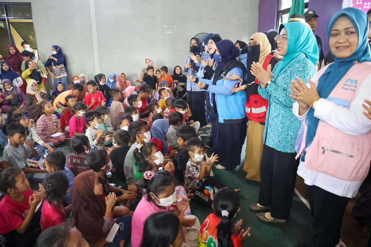 Tinawati Andra Soni Salurkan Bantuan untuk Korban Kebakaran TPA Jatiwaringin