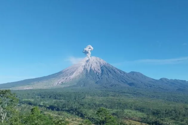 Gunung Semeru Erupsi 6 Kali, Tinggi Letusan Capai 1,3 Kilometer!