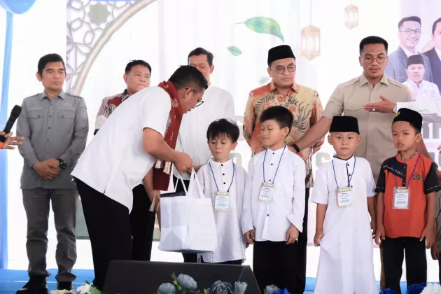 Gubernur Andra Soni Apresiasi Semangat Gotong Royong Warga Cengkok Dalam Membangun Kampung