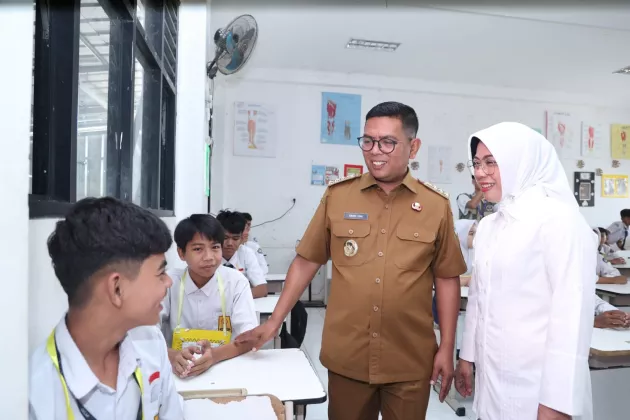 Gubernur Andra Soni Tinjau Pembangunan Ruang Kelas Baru SMA Negeri 30 Kabupaten Tangerang