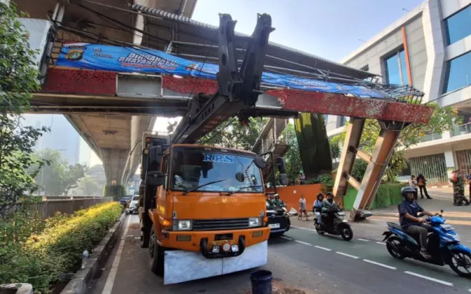 Sopir Main Ponsel, Truk Pengangkut Alat Berat Tabrak JPO Tendean hingga Rusak Parah
