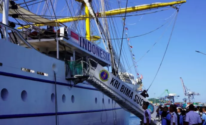 KRI Bima Suci Diserbu Warga! Open Ship Bikin Antusiasme Membludak di Bitung