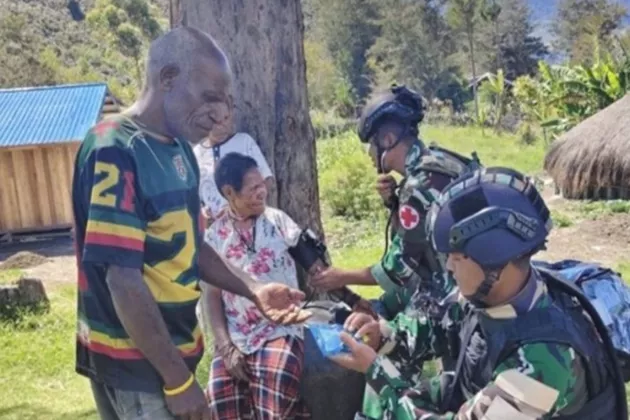 TNI Jemput Bola ke Pelosok Papua, Warga Dapat Layanan Kesehatan dan Obat Gratis