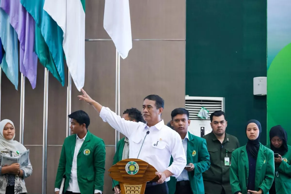 Mentan Amran Ulurkan Kepedulian bagi Mahasiswa USU Korban Banjir, Penerima Bantuan Ungkap Rasa Syukur