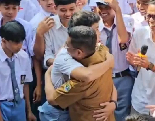 Momen Haru di SMK PGRI Pandeglang, Siswa Peluk Gubernur Banten Andra Soni