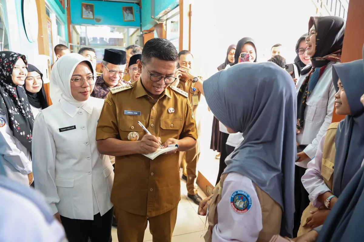 Monitoring Program Sekolah Gratis, Gubernur Banten Andra Soni Ajak Siswa Belajar dengan Baik