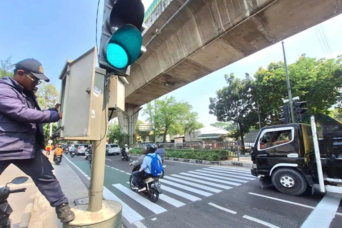 Sudah Rampung, Pelican Crossing Pengganti JPO Tendean Bantu Pejalan Kaki Menyeberang dengan Aman