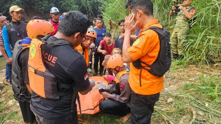 Basarnas Bersama Potensi SAR Temukan Korban Tenggelam di Sungai Ciliwung dalam Kondisi Meninggal Dunia