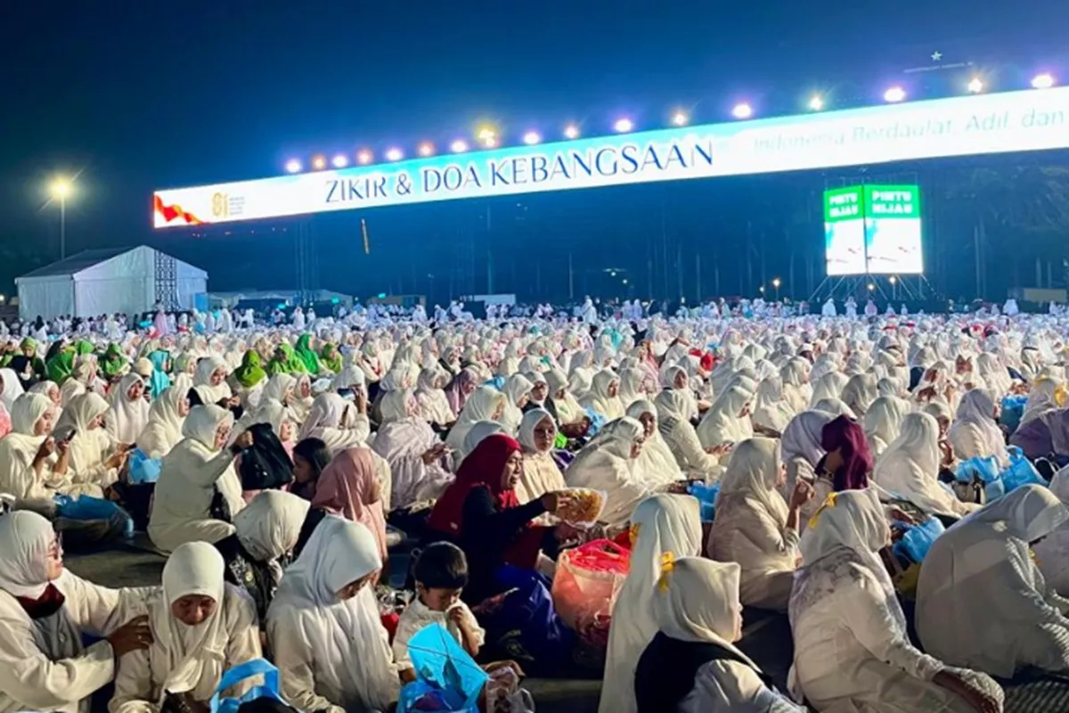 Monas Memutih! Puluhan Ribu Jemaah Larut dalam Zikir dan Doa Kebangsaan