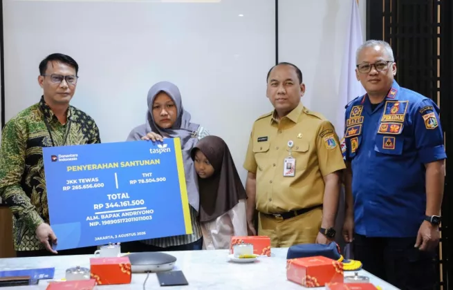 Keluarga Damkar Gugur Terima Santunan Rp344 Juta