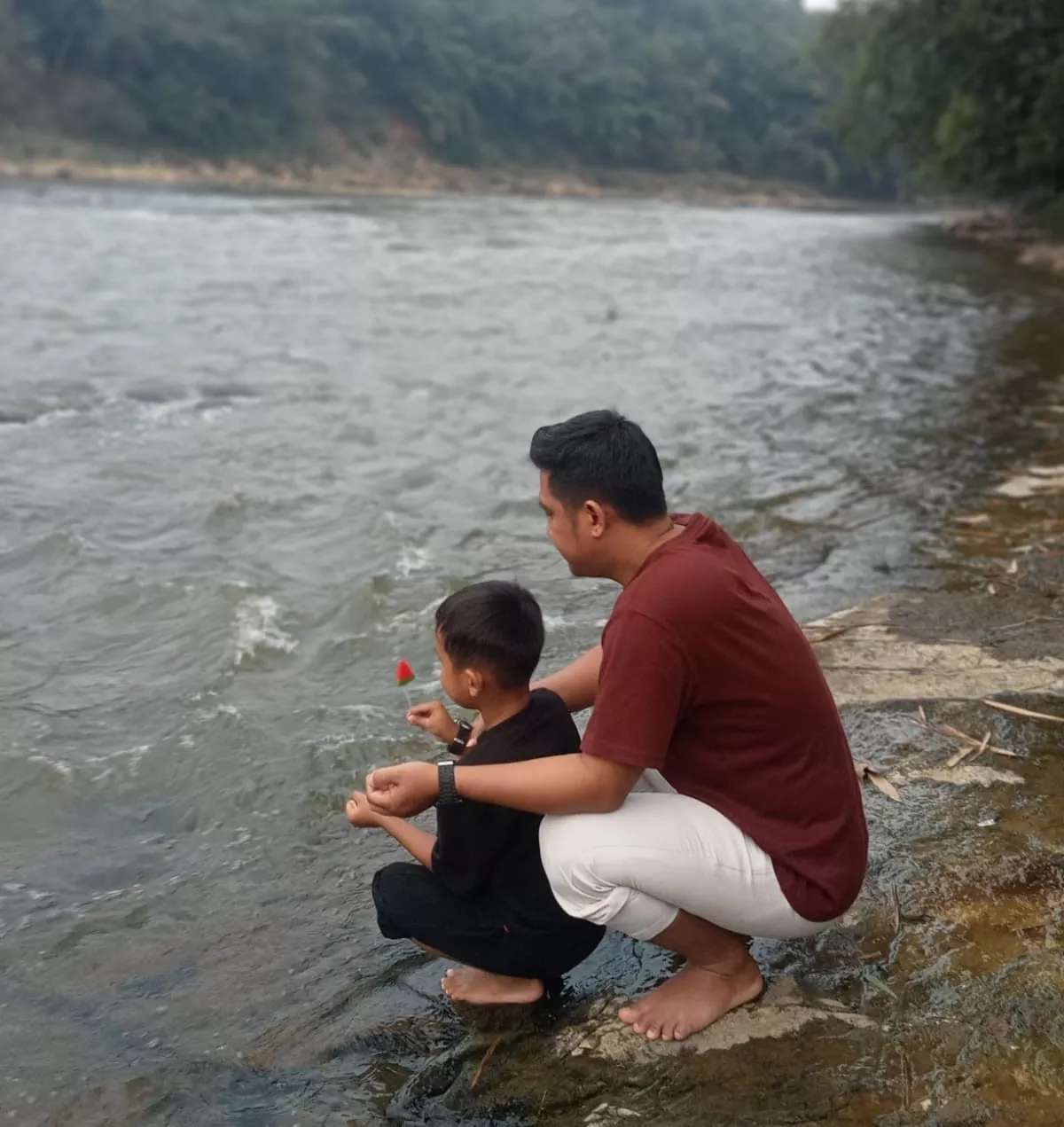Saat Penat Kota Luruh Bersama Arus Cisadane