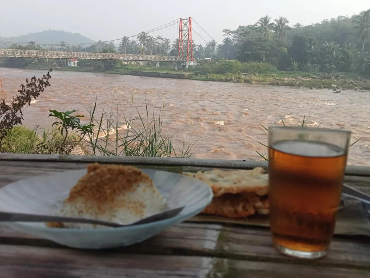 Di Atas Jembatan Cisarum, Senja Mengajarkan Kami Cara Bersyukur