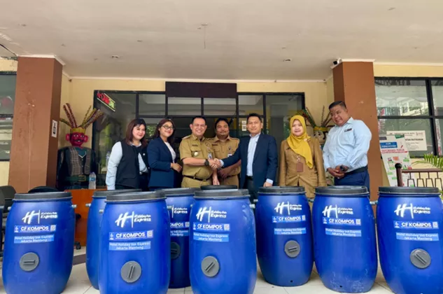 Holiday Inn Express Jakarta Menteng Dukung Program Lingkungan Kecamatan Matraman Melalui Donasi Drum Biopori
