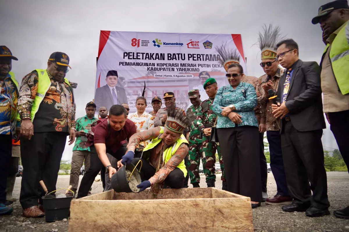 Menkop Lakukan Peletakan Batu Pertama Pembangunan KDKMP Dekai di Yahukimo