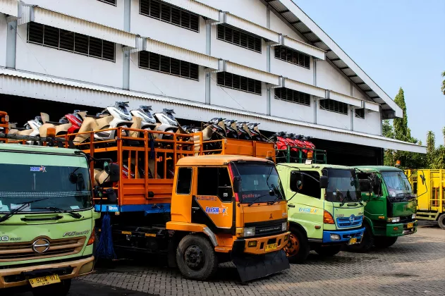 Tristar Transindo Andalkan Beragam Armada untuk Distribusi Motor dan Mobil ke Berbagai Daerah
