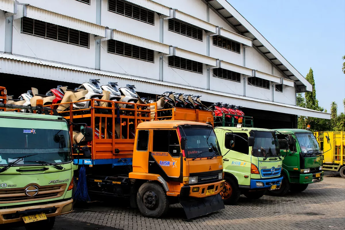 Tristar Transindo Andalkan Beragam Armada untuk Distribusi Motor dan Mobil ke Berbagai Daerah