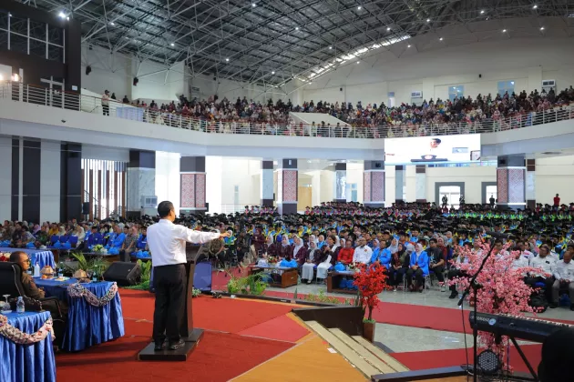 Beri Motivasi 2.500 Wisudawan Universitas Tadulako, Mentan Amran: Sukses Harus Kamu Rebut