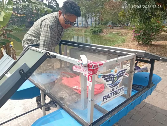 Gunakan PLTS, Mahasiswa ITPLN Ciptakan Perahu Sampah Tanpa Awak