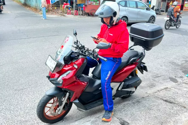 Jangan Gunakan Gadget Saat Berkendara, Fokus di Jalan Demi Keselamatan