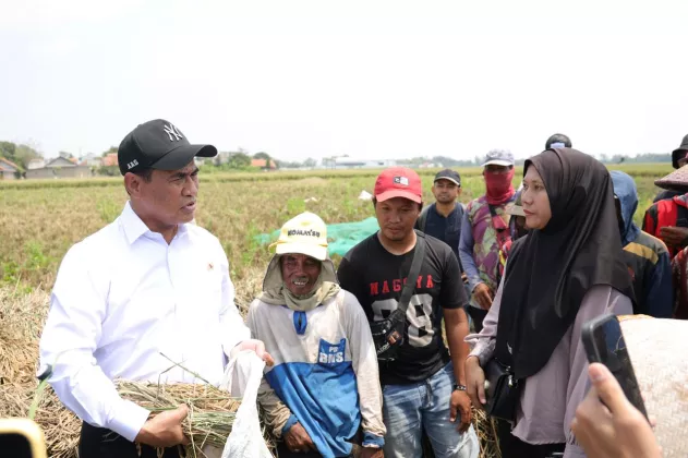 Mentan Amran Tepati Janji, Dalam Hitungan Jam Bantuan Alsintan Tiba di Tangan Petani Karawang