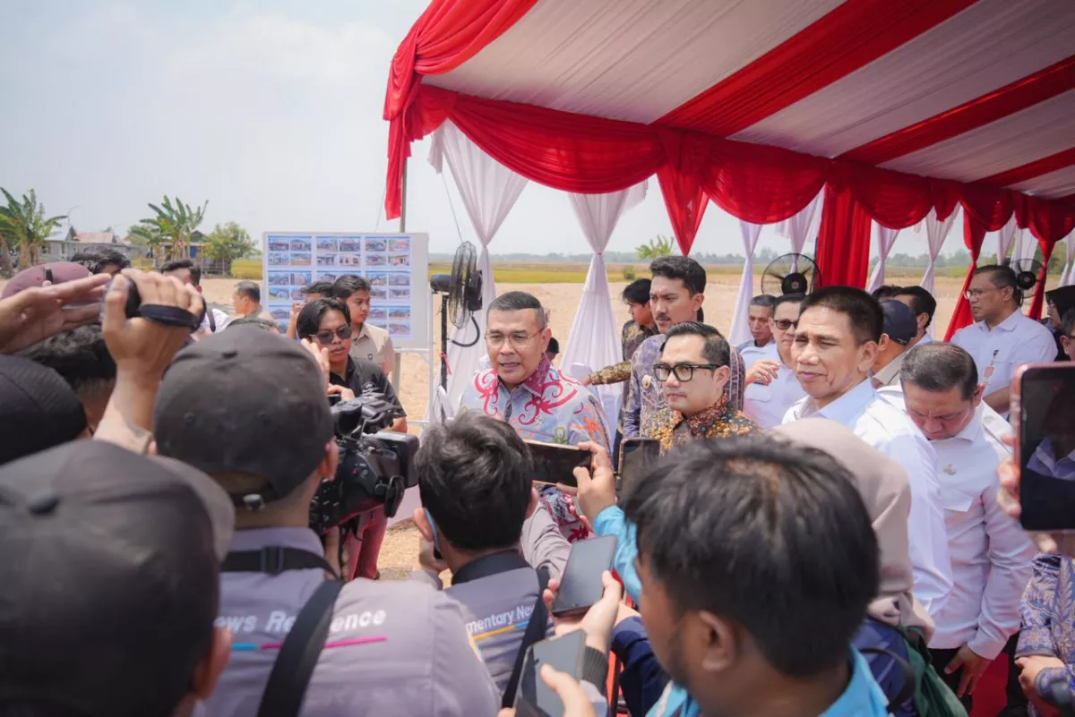Wamen Ossy Serahkan Sertipikat bagi MBR di Kalsel, Dukung Penyediaan Rumah Layak Huni Lewat Legalitas Tanah