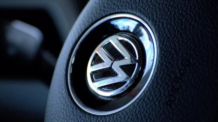 Tertekan Merek Mobil China, Volkswagen akan Pangkas hingga 100 Ribu Karyawan