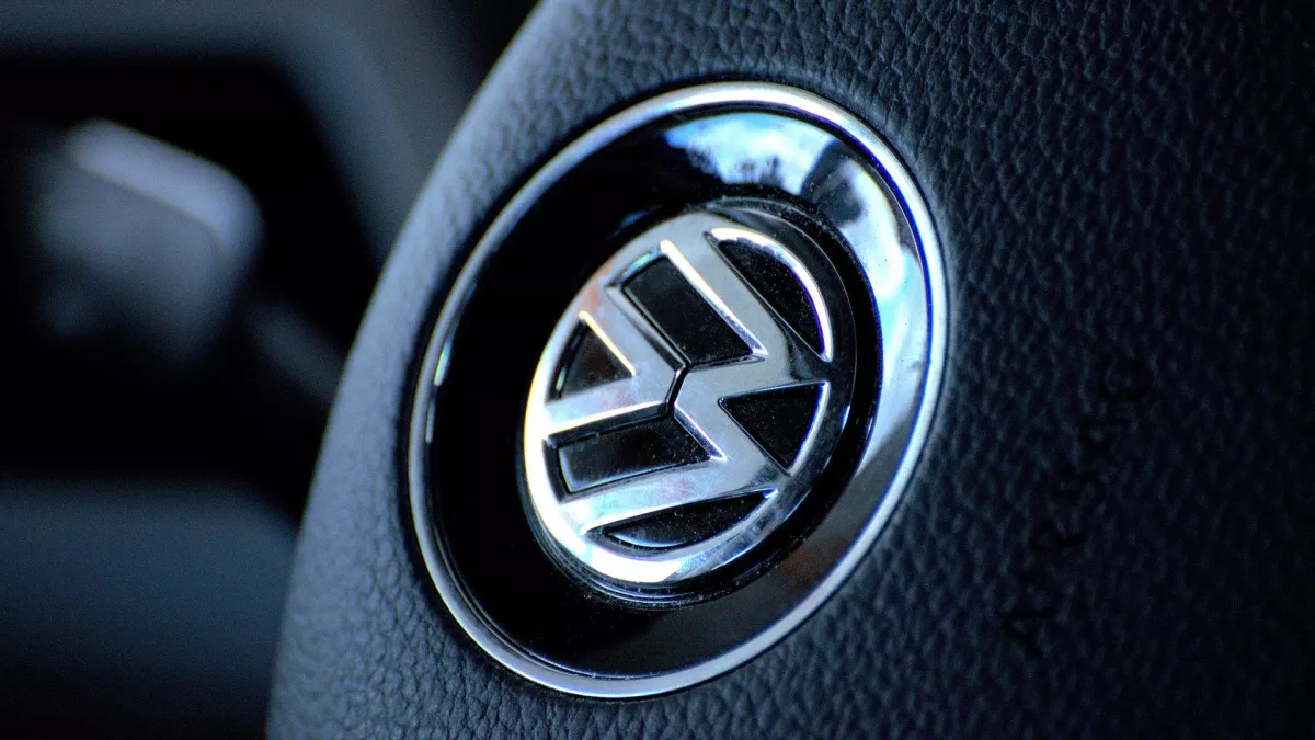 Tertekan Merek Mobil China, Volkswagen akan Pangkas hingga 100 Ribu Karyawan