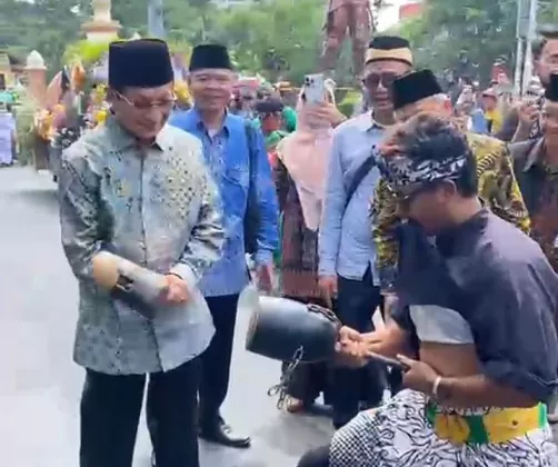 Menag Nasaruddin Umar Jajal Atraksi Debus Banten di Tengah Semarak Pawai Taaruf MTQ XXXI Nasional