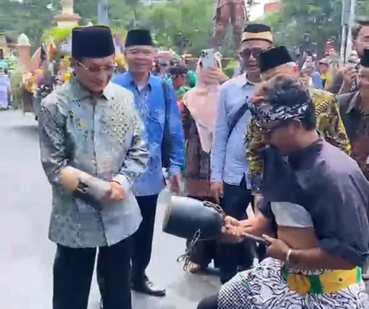 Menag Nasaruddin Umar Jajal Atraksi Debus Banten di Tengah Semarak Pawai Taaruf MTQ XXXI Nasional