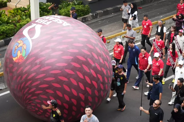 Sapa Warga Jakarta, Ketum PSSI dan Gubernur DKI Gelindingkan Bola Raksasa FIFA AEAN CUP 2026