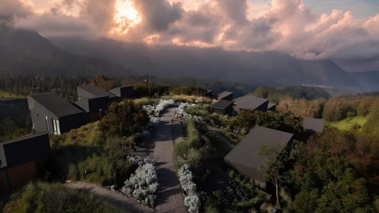 Cloudside of Mentigen: Pesona Bromo dari Ketinggian