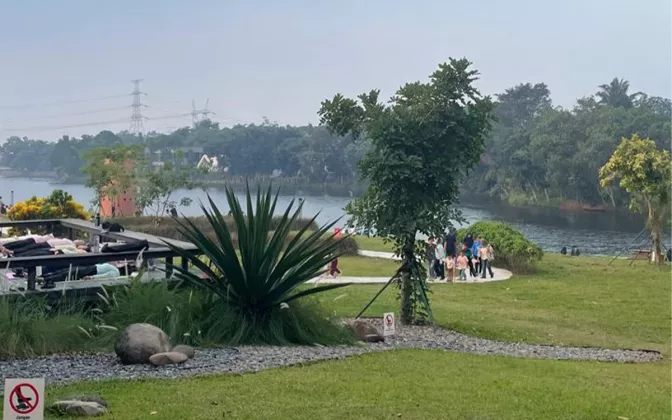 Rencana Spontan yang Berujung Menikmati Senja di Tepi Danau