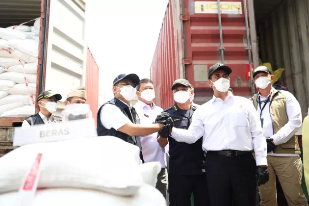 Menkeu Tegaskan Beras Ilegal Nodai Swasembada, Mentan Amran: 115 Juta Petani Dirugikan