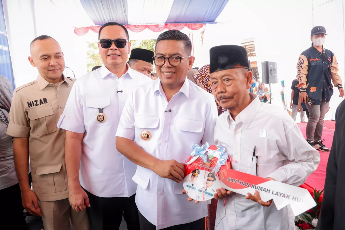 Gubernur Andra Soni Tingkatkan Kualitas Kawasan Pemukiman Menjadi Lebih Layak dan Sehat