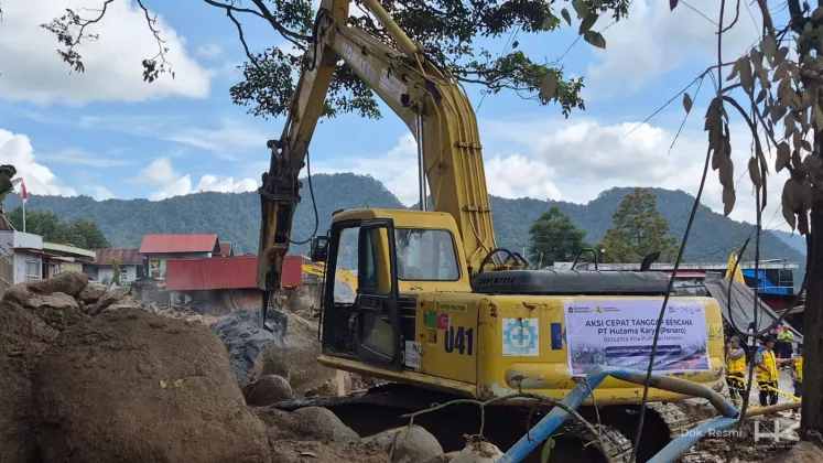 Hutama Karya Gerak Cepat Bantu Korban Banjir Solok