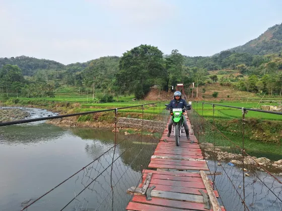 Menembus Pegunungan, Mantri BRI Setia Dampingi Warga Garut Selatan