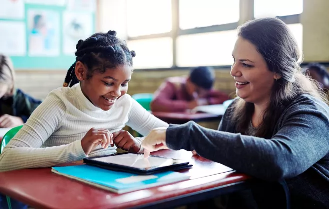 Rekomendasi Laporan Baru Cambridge: Pembuat Kebijakan di Indonesia Perlu Memperkuat Peran Guru dalam Penyusunan Kebijakan AI di Sekolah