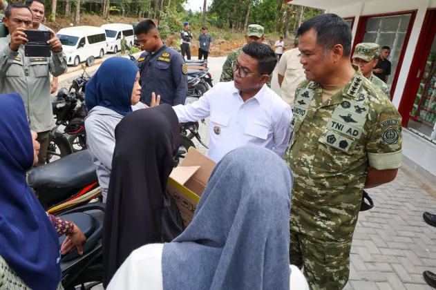 Bangun Jalan 18 Km, Gubernur Banten Andra Soni dampingi Wakil Panglima TNI Tutup Karya Bakti di Pandeglang
