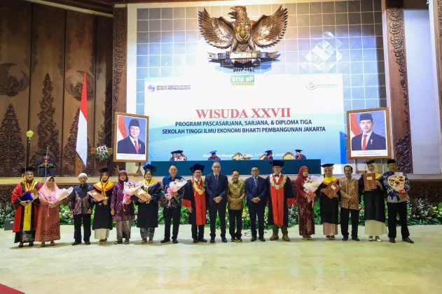 Kenang Momen Wisuda Bersama Mendiang Ibu, Gubernur Banten Andra Soni Pulang Kampus