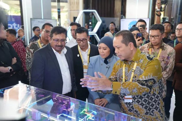 Kunjungi Booth TelkomGroup di BTW 2026, Menkomdigi Tinjau Peran NeutraDC bagi Kedaulatan Ekosistem AI Data Center