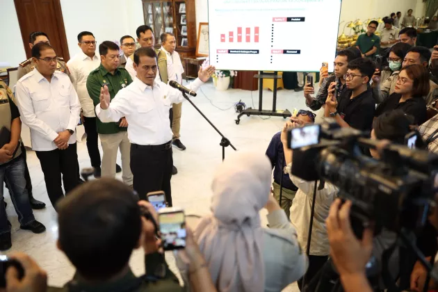 Mentan Amran Copot Pejabat Bulog dan Bapanas Buntut Penyelewengan Beras SPHP