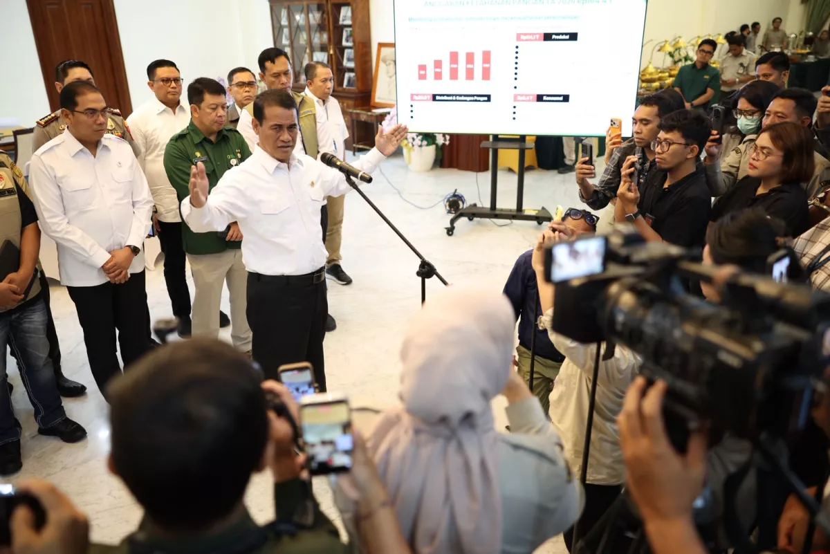 Mentan Amran Copot Pejabat Bulog dan Bapanas Buntut Penyelewengan Beras SPHP